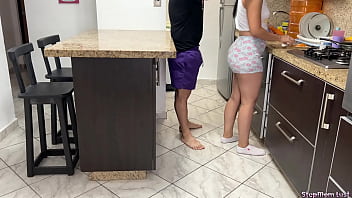 Engañando A Mi Madrastra Capítulo 8: Mi Hermosa Madrastra Cocinando Con Shores Sexy Y Un Gran Culo Aprovecho Cuando Está Sola En Casa