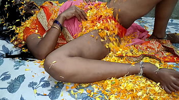 सुहागरात की पहली रात, पत्नी को पति से पहले किसी और ने चोदा, आवाज़ साफ सुनाई दे रही है।