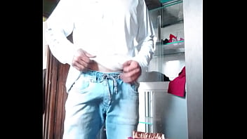 Primo Se Masturba Con Lujuria Y Se Deleita Tragando Su Propia Leche Caliente