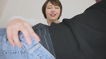 母親が息子の同級生を誘惑するためにマンコを大胆にさらす 双葉みお