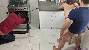 Me La Follé A La Amiga De Mi Esposa Mientras Ella Miraba, Gimiendo Como Una Perra En Celo