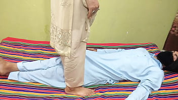 Desi Bhabhi Ki Garm Chut Ko Thanda Karne Aaya Naukar Apne Motay Lund Se, Muh Mein Dekar Choda Use Zor Zor Se