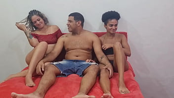 Fudendo O Cu Apertado Da Mãe E Da Filha Ao Mesmo Tempo.