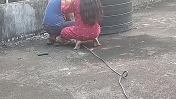 मोटर पंप ठीक करने आया मजदूर लड़के से पैसे की जगह गांड मारवाता है