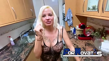 Madre Española Follada Con Pasión En La Cocina Por Una Polla Enorme Y Española.